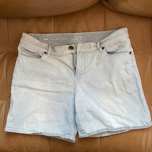 Cute pin striped jean shorts with stretch, tag says 99% cotton and 1% spandex